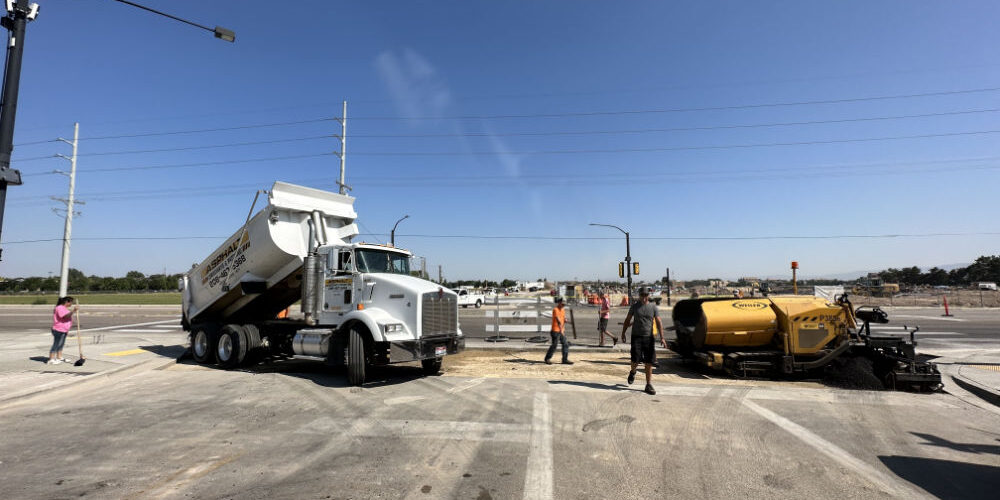 Asphalt Driveways & Patching Truck with Construction